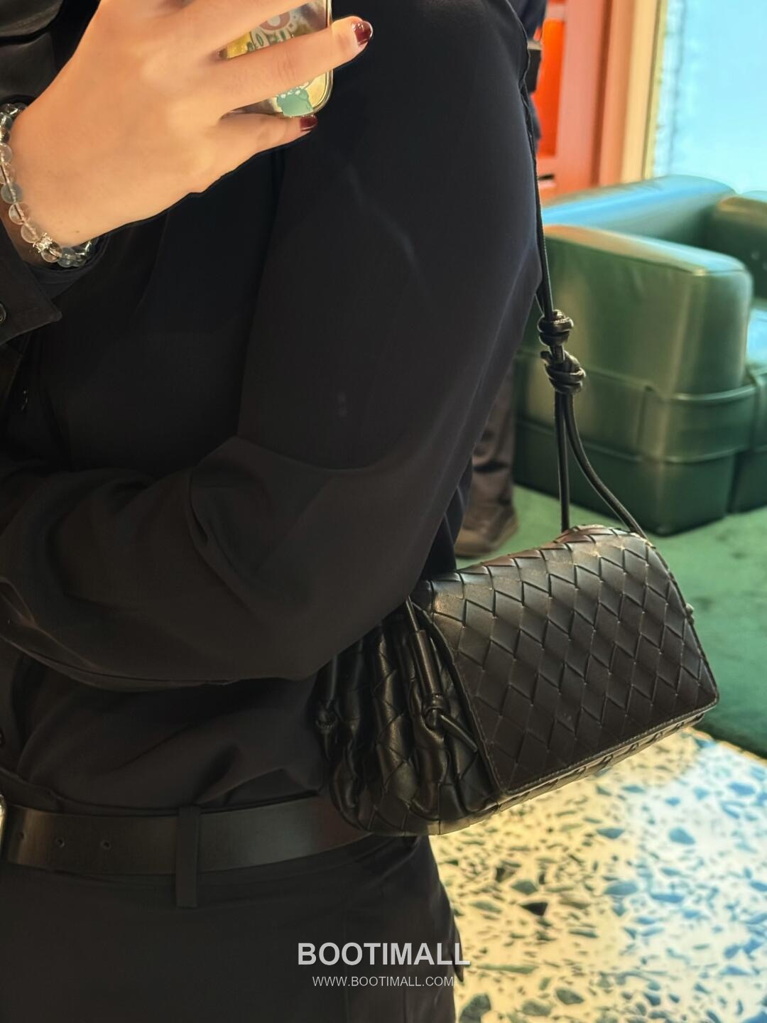 Bottega Veneta Notturno Lambskin Leather Black Multi Compartment Shoulder Bag 보테가베네타 노투르노 램스킨 레더 블랙 멀티 컴파트먼트 숄더백 20128019 21cm 4