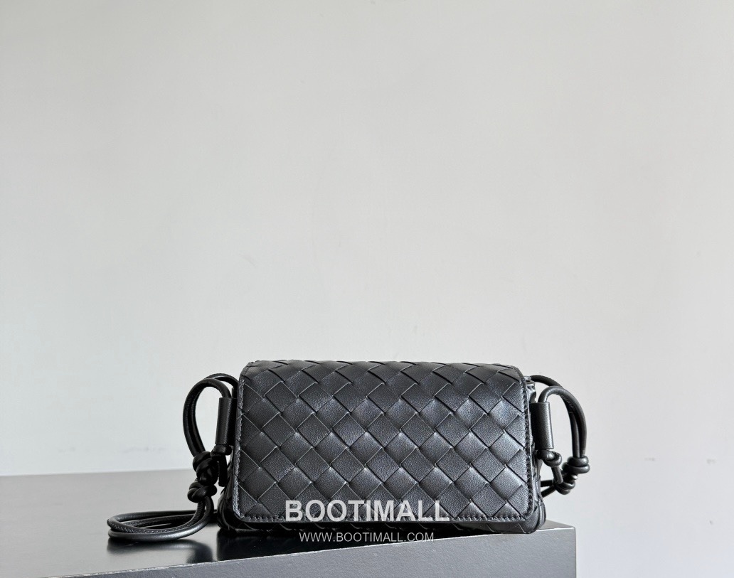 Bottega Veneta Notturno Lambskin Leather Black Multi Compartment Shoulder Bag 보테가베네타 노투르노 램스킨 레더 블랙 멀티 컴파트먼트 숄더백 20128019 21cm 9