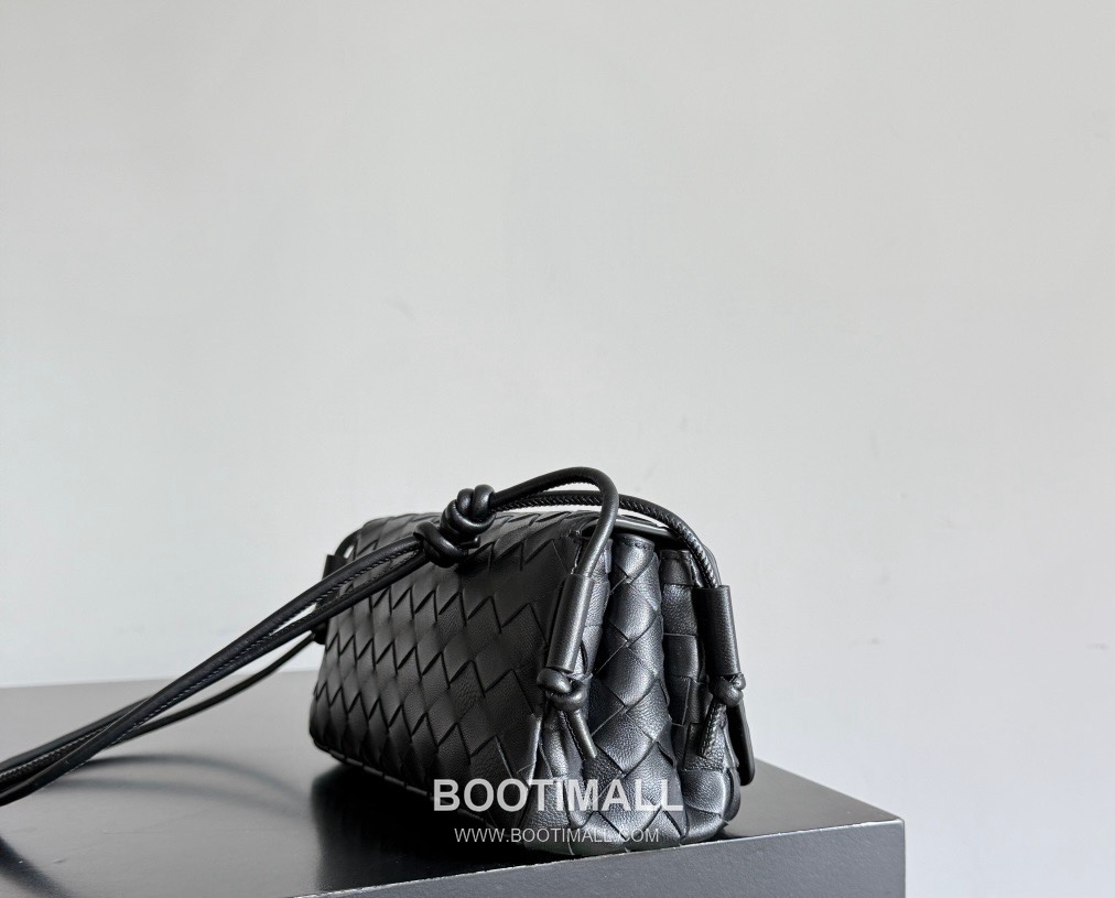 Bottega Veneta Notturno Lambskin Leather Black Multi Compartment Shoulder Bag 보테가베네타 노투르노 램스킨 레더 블랙 멀티 컴파트먼트 숄더백 20128019 21cm 10