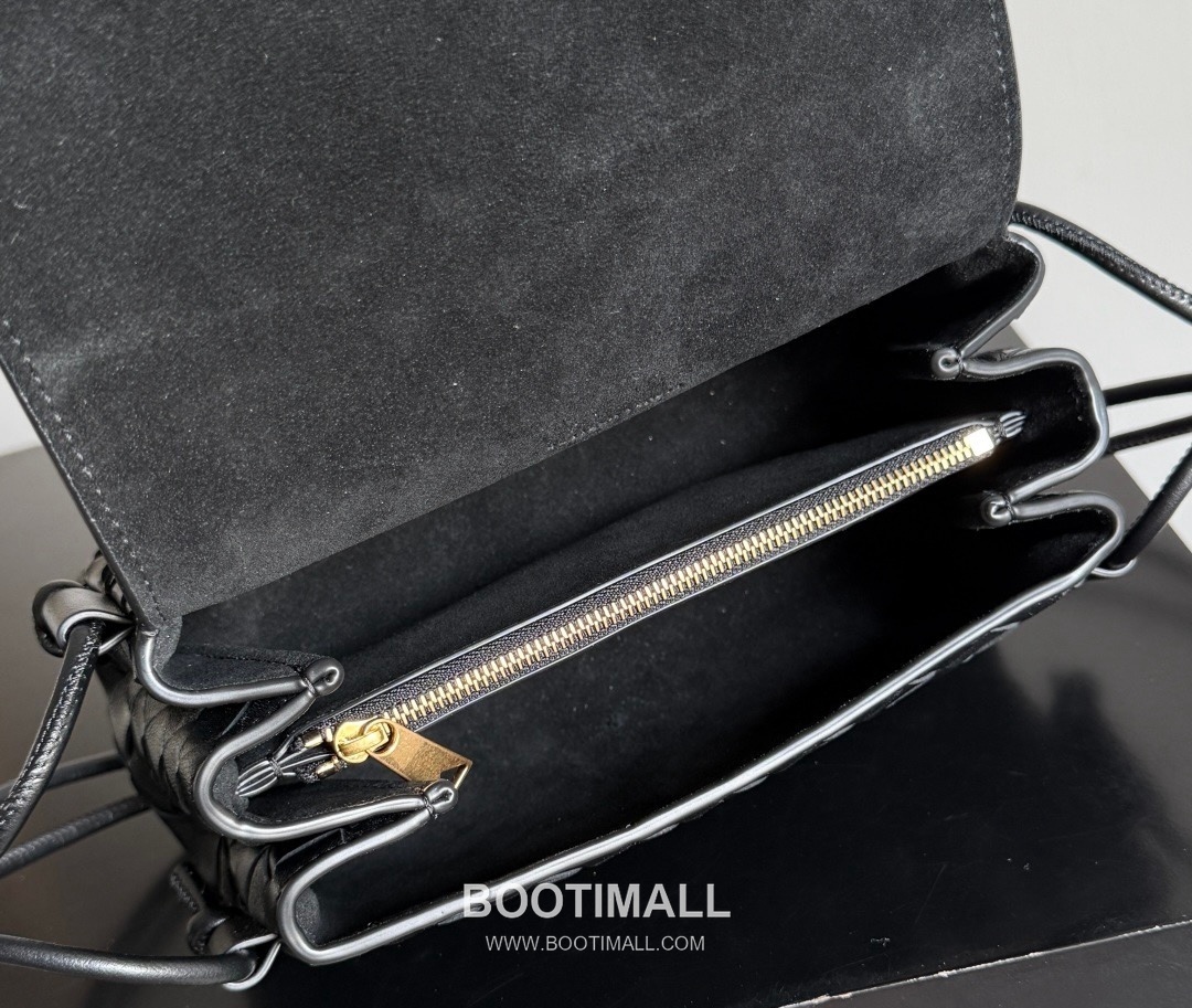 Bottega Veneta Notturno Lambskin Leather Black Multi Compartment Shoulder Bag 보테가베네타 노투르노 램스킨 레더 블랙 멀티 컴파트먼트 숄더백 20128019 21cm 15