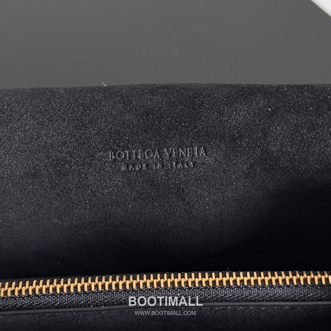 Bottega Veneta Notturno Lambskin Leather Black Multi Compartment Shoulder Bag 보테가베네타 노투르노 램스킨 레더 블랙 멀티 컴파트먼트 숄더백 20128019 21cm 17
