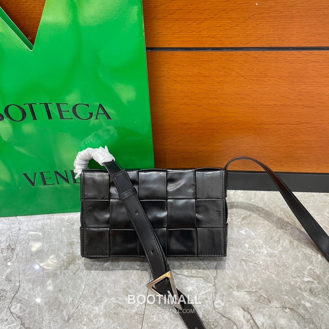 Bottega Veneta Cassette Oiled Waxed Calfskin Leather Black Triangle Hardware Crossbody Bag 보테가베네타 카세트 오일드 왁스드 카프스킨 레더 블랙 트라이앵글 하드웨어 크로스바디백 20191180 23cm 1