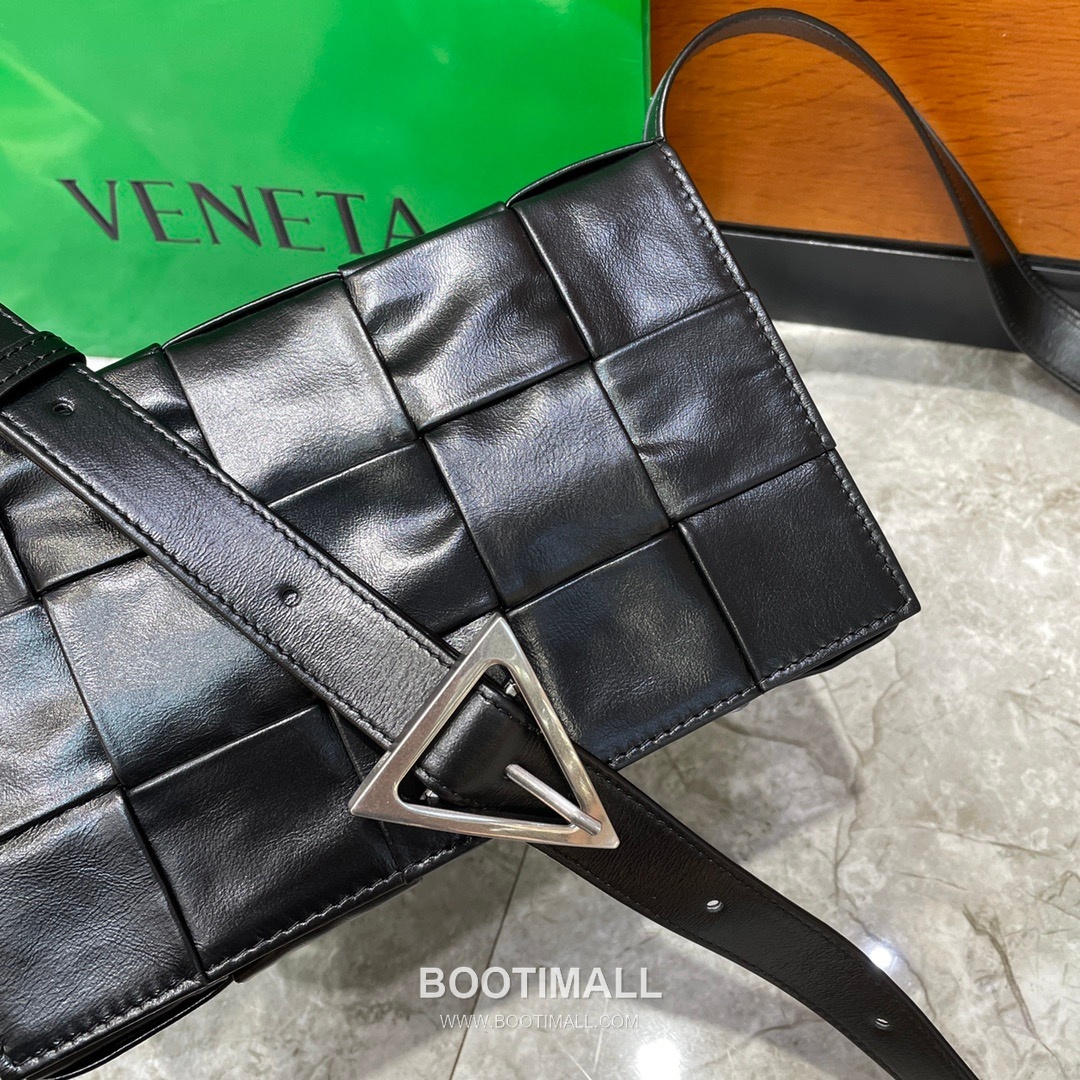 Bottega Veneta Cassette Oiled Waxed Calfskin Leather Black Triangle Hardware Crossbody Bag 보테가베네타 카세트 오일드 왁스드 카프스킨 레더 블랙 트라이앵글 하드웨어 크로스바디백 20191180 23cm 2