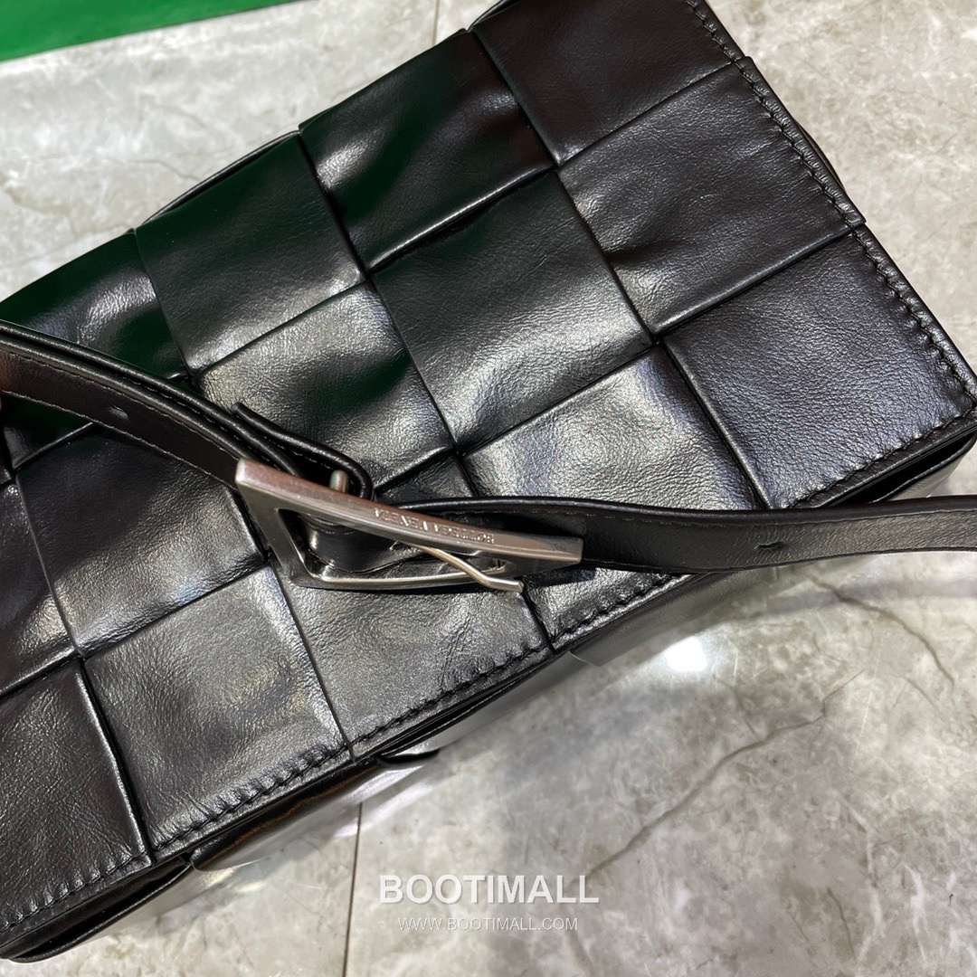 Bottega Veneta Cassette Oiled Waxed Calfskin Leather Black Triangle Hardware Crossbody Bag 보테가베네타 카세트 오일드 왁스드 카프스킨 레더 블랙 트라이앵글 하드웨어 크로스바디백 20191180 23cm 3