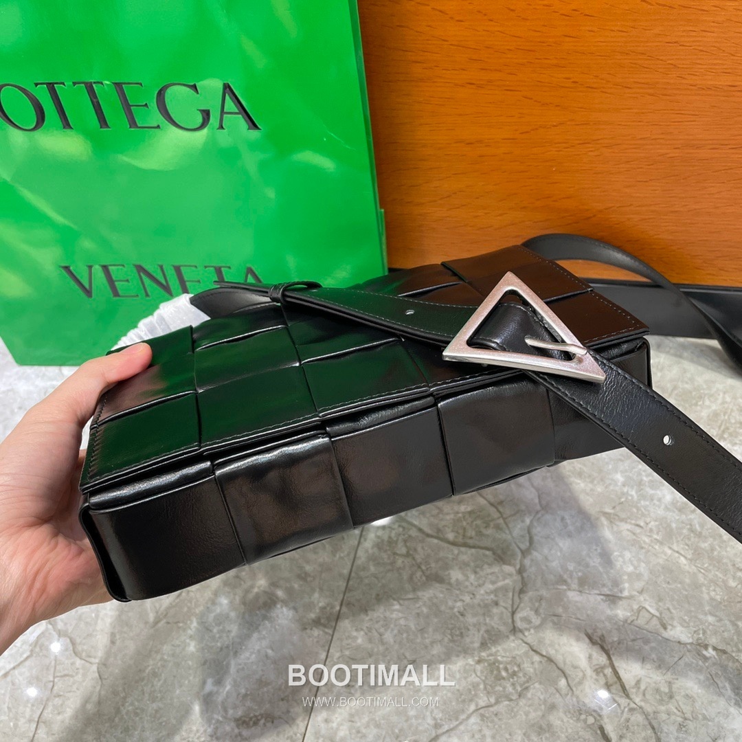 Bottega Veneta Cassette Oiled Waxed Calfskin Leather Black Triangle Hardware Crossbody Bag 보테가베네타 카세트 오일드 왁스드 카프스킨 레더 블랙 트라이앵글 하드웨어 크로스바디백 20191180 23cm 5