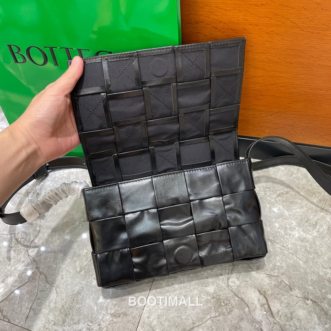 Bottega Veneta Cassette Oiled Waxed Calfskin Leather Black Triangle Hardware Crossbody Bag 보테가베네타 카세트 오일드 왁스드 카프스킨 레더 블랙 트라이앵글 하드웨어 크로스바디백 20191180 23cm 6