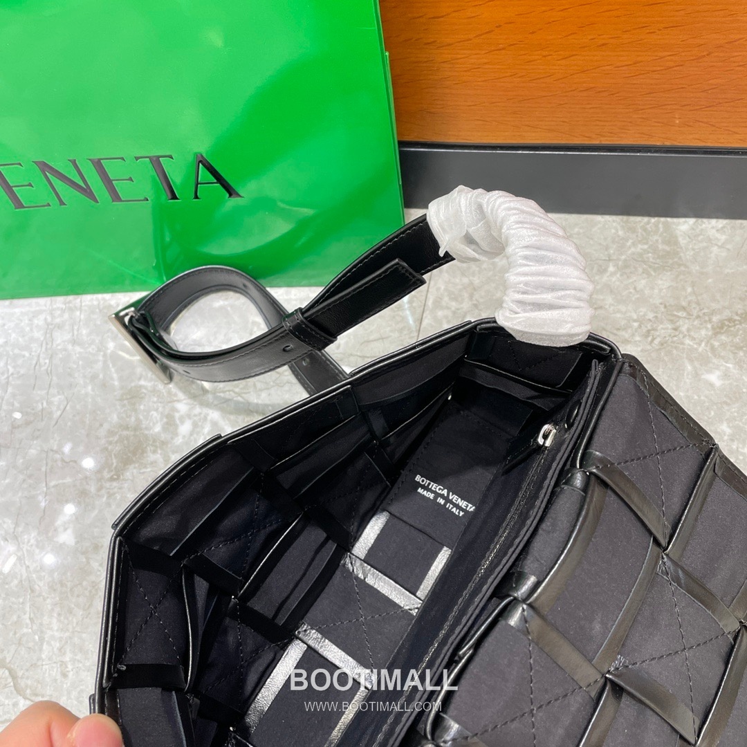 Bottega Veneta Cassette Oiled Waxed Calfskin Leather Black Triangle Hardware Crossbody Bag 보테가베네타 카세트 오일드 왁스드 카프스킨 레더 블랙 트라이앵글 하드웨어 크로스바디백 20191180 23cm 7