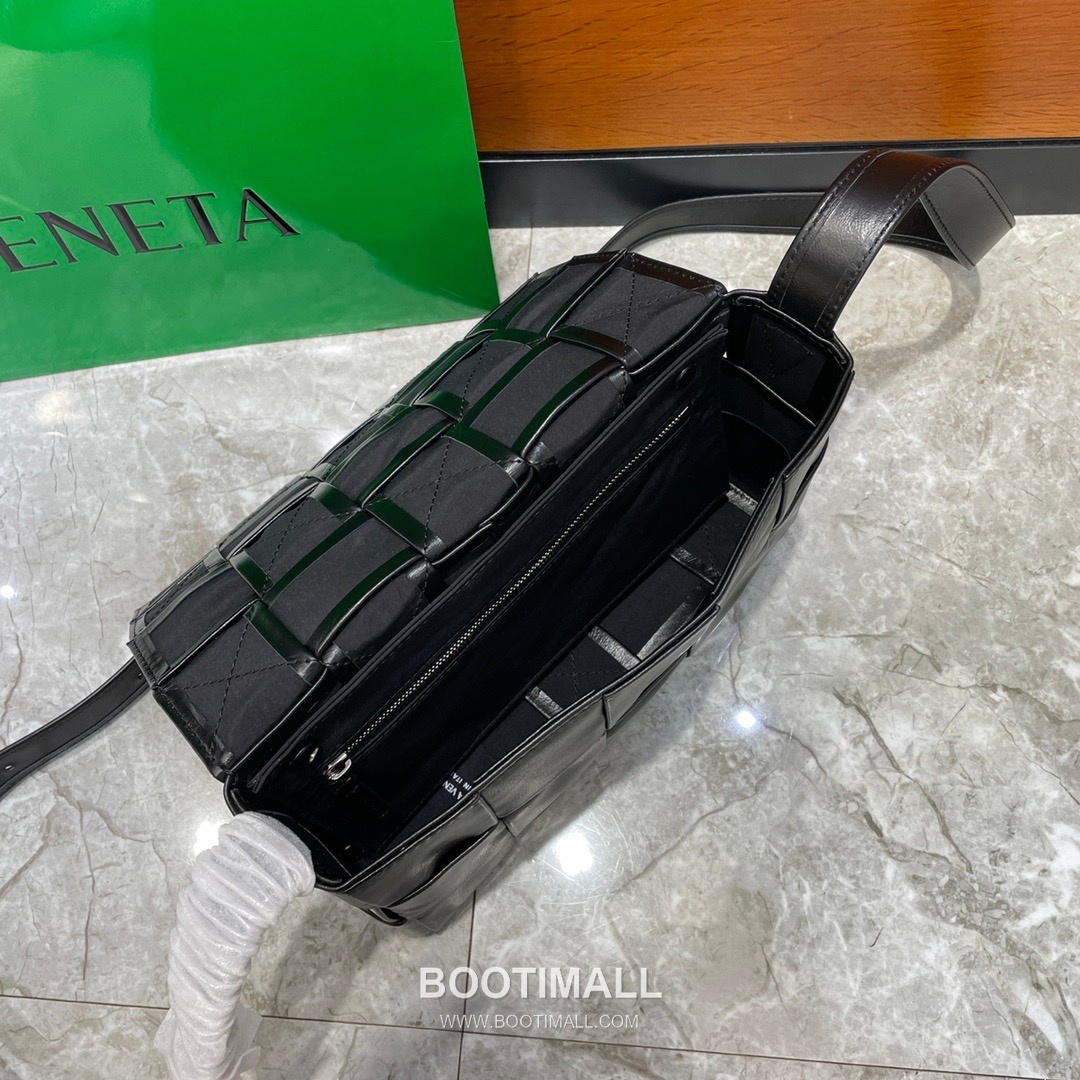 Bottega Veneta Cassette Oiled Waxed Calfskin Leather Black Triangle Hardware Crossbody Bag 보테가베네타 카세트 오일드 왁스드 카프스킨 레더 블랙 트라이앵글 하드웨어 크로스바디백 20191180 23cm 8