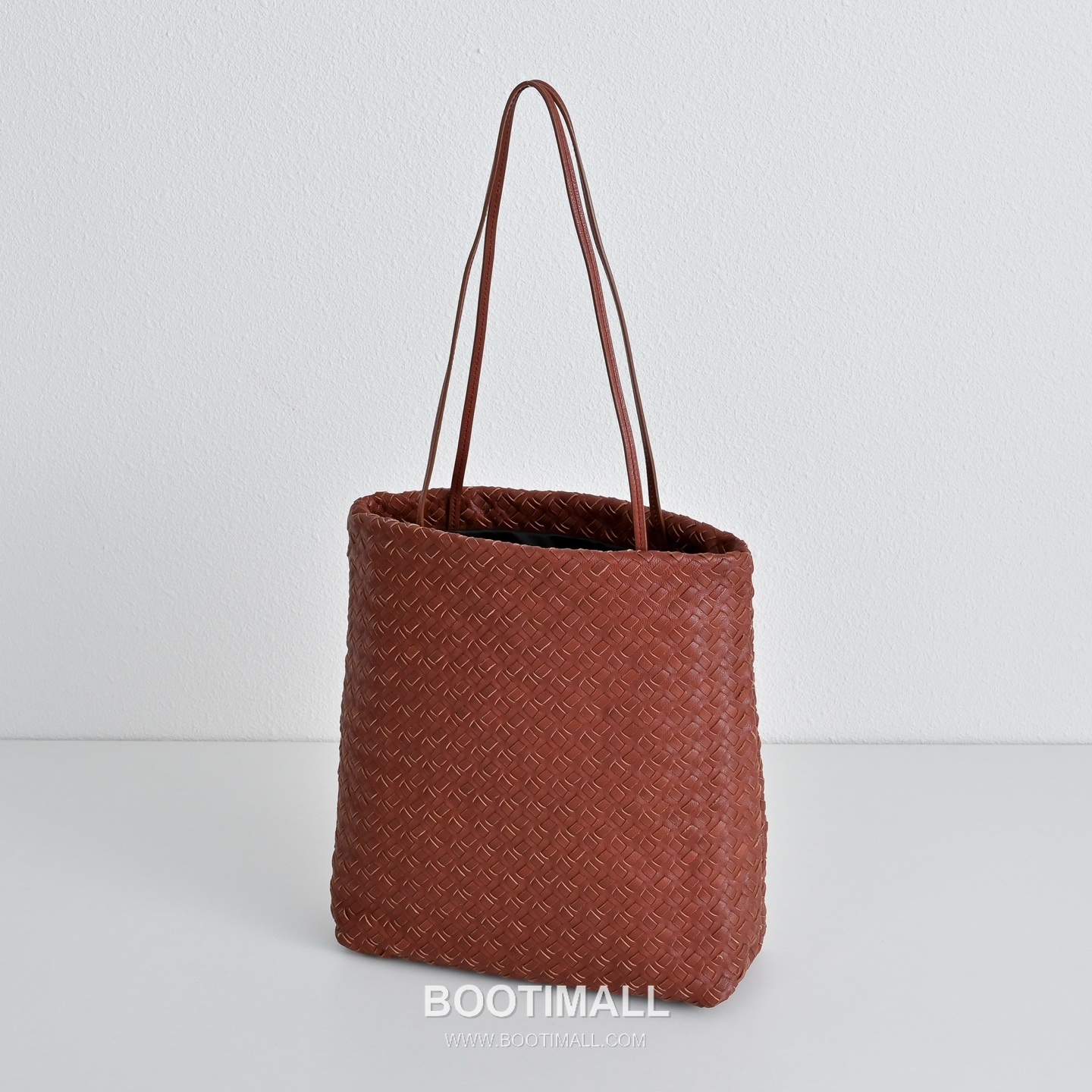 The Row Lilou Goatskin Woven Tote Bag with Hand Braided Detail 더로우 릴루 고트스킨 핸드 브레이디드 토트백 26cm 2