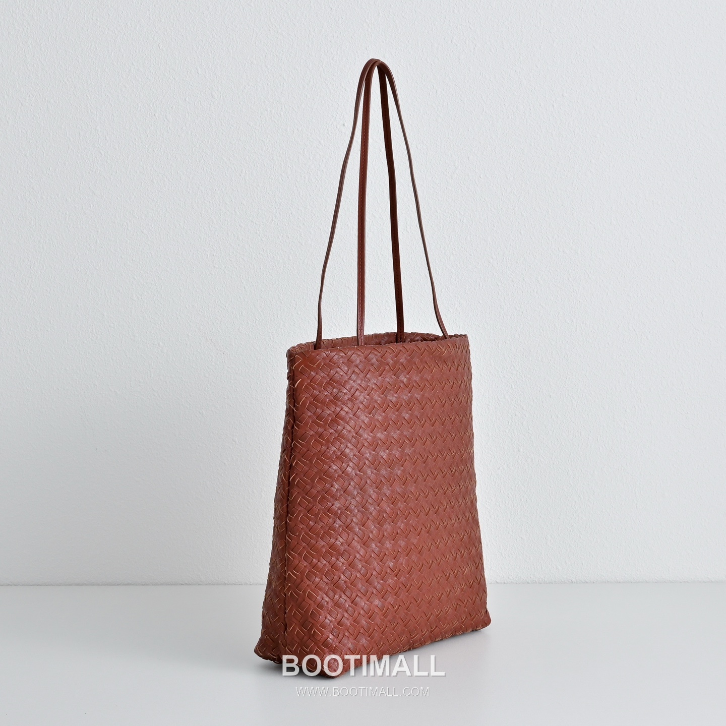 The Row Lilou Goatskin Woven Tote Bag with Hand Braided Detail 더로우 릴루 고트스킨 핸드 브레이디드 토트백 26cm 3