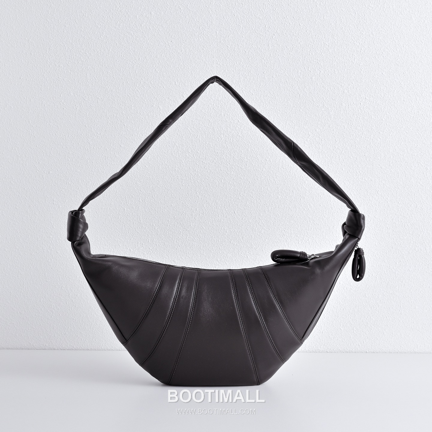 The Row Pebbled Calfskin Hobo Bag with Curved Horn Shape Detail 더로우 페블드 카프스킨 커브드 혼 쉐입 호보백 60cm 2