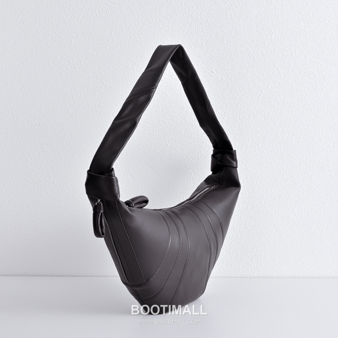 The Row Pebbled Calfskin Hobo Bag with Curved Horn Shape Detail 더로우 페블드 카프스킨 커브드 혼 쉐입 호보백 60cm 3