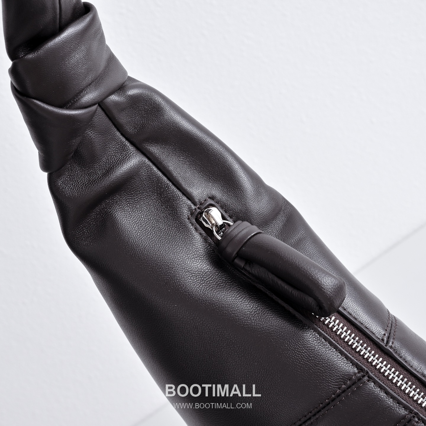 The Row Pebbled Calfskin Hobo Bag with Curved Horn Shape Detail 더로우 페블드 카프스킨 커브드 혼 쉐입 호보백 60cm 4