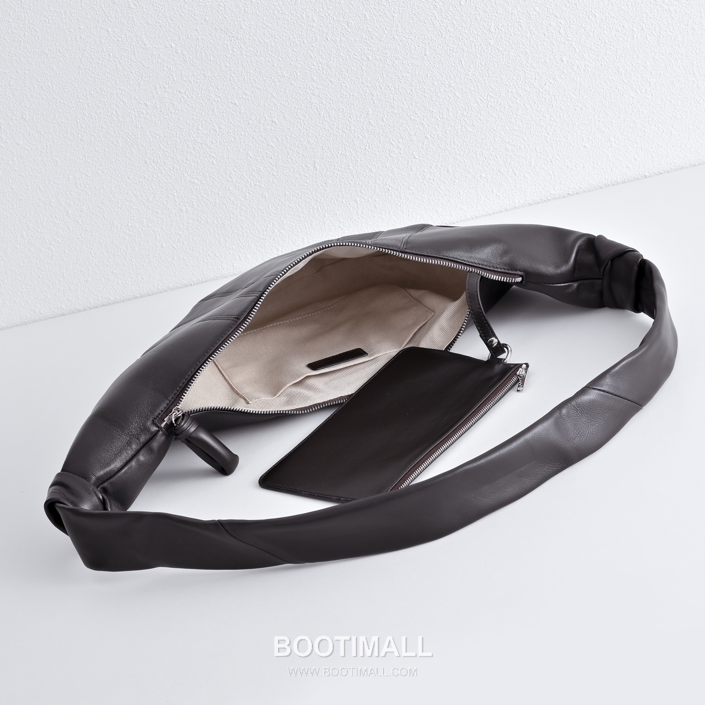 The Row Pebbled Calfskin Hobo Bag with Curved Horn Shape Detail 더로우 페블드 카프스킨 커브드 혼 쉐입 호보백 60cm 7