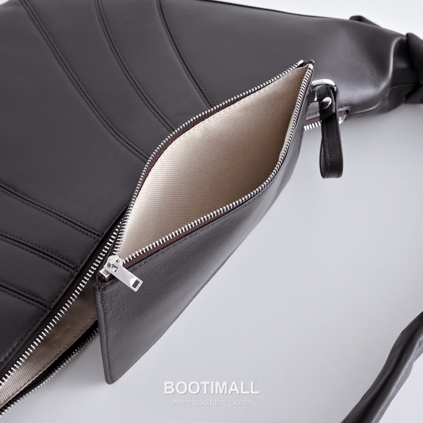 The Row Pebbled Calfskin Hobo Bag with Curved Horn Shape Detail 더로우 페블드 카프스킨 커브드 혼 쉐입 호보백 60cm 8