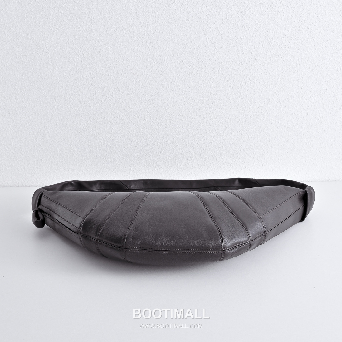 The Row Pebbled Calfskin Hobo Bag with Curved Horn Shape Detail 더로우 페블드 카프스킨 커브드 혼 쉐입 호보백 60cm 9