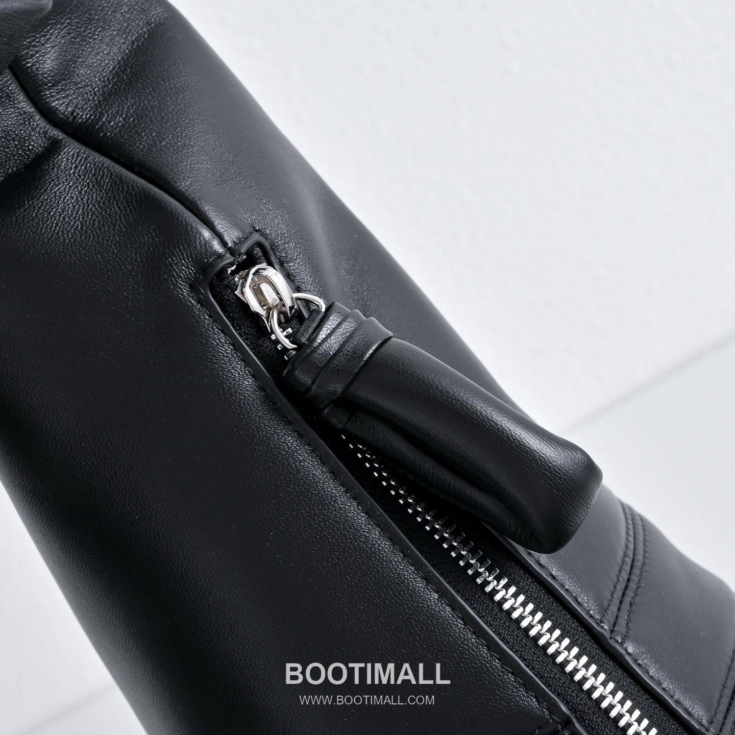 The Row Pebbled Calfskin Hobo Bag with Curved Horn Shape Detail 더로우 페블드 카프스킨 커브드 혼 쉐입 호보백 60cm 4