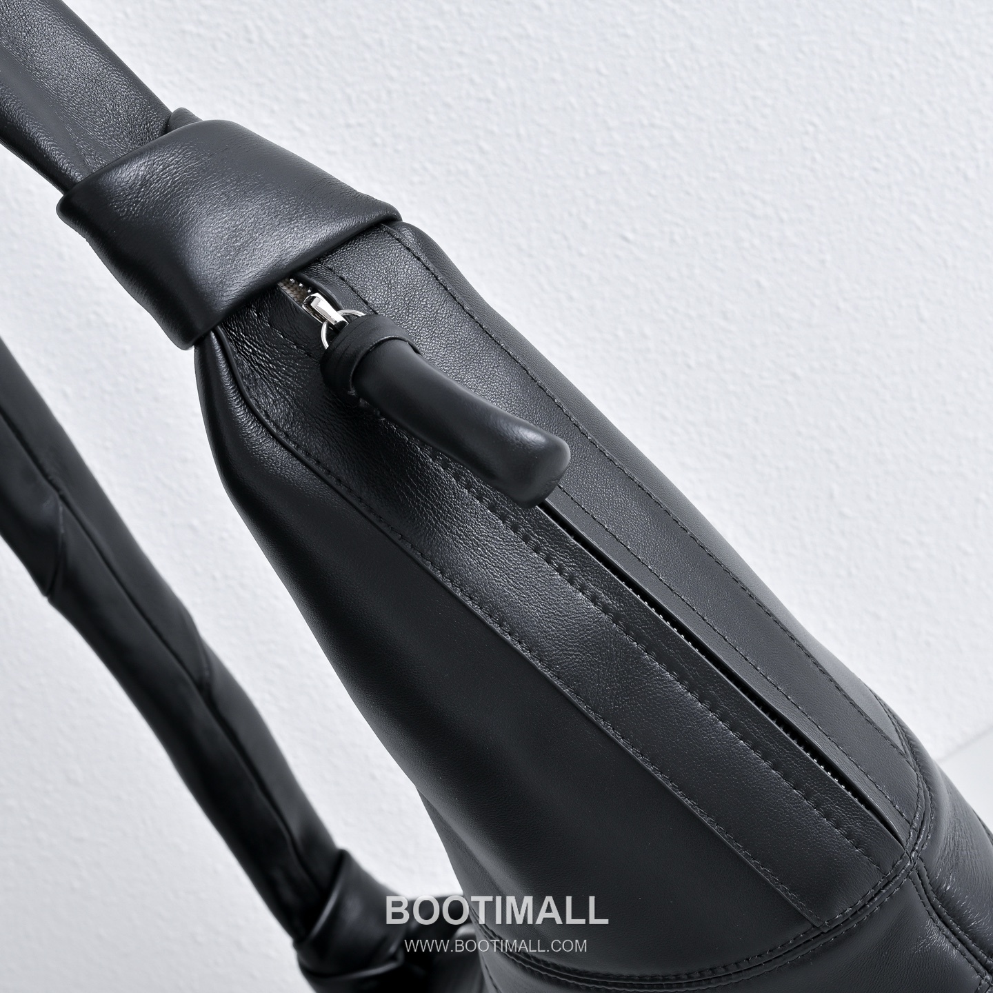 The Row Pebbled Calfskin Hobo Bag with Curved Horn Shape Detail 더로우 페블드 카프스킨 커브드 혼 쉐입 호보백 60cm 5