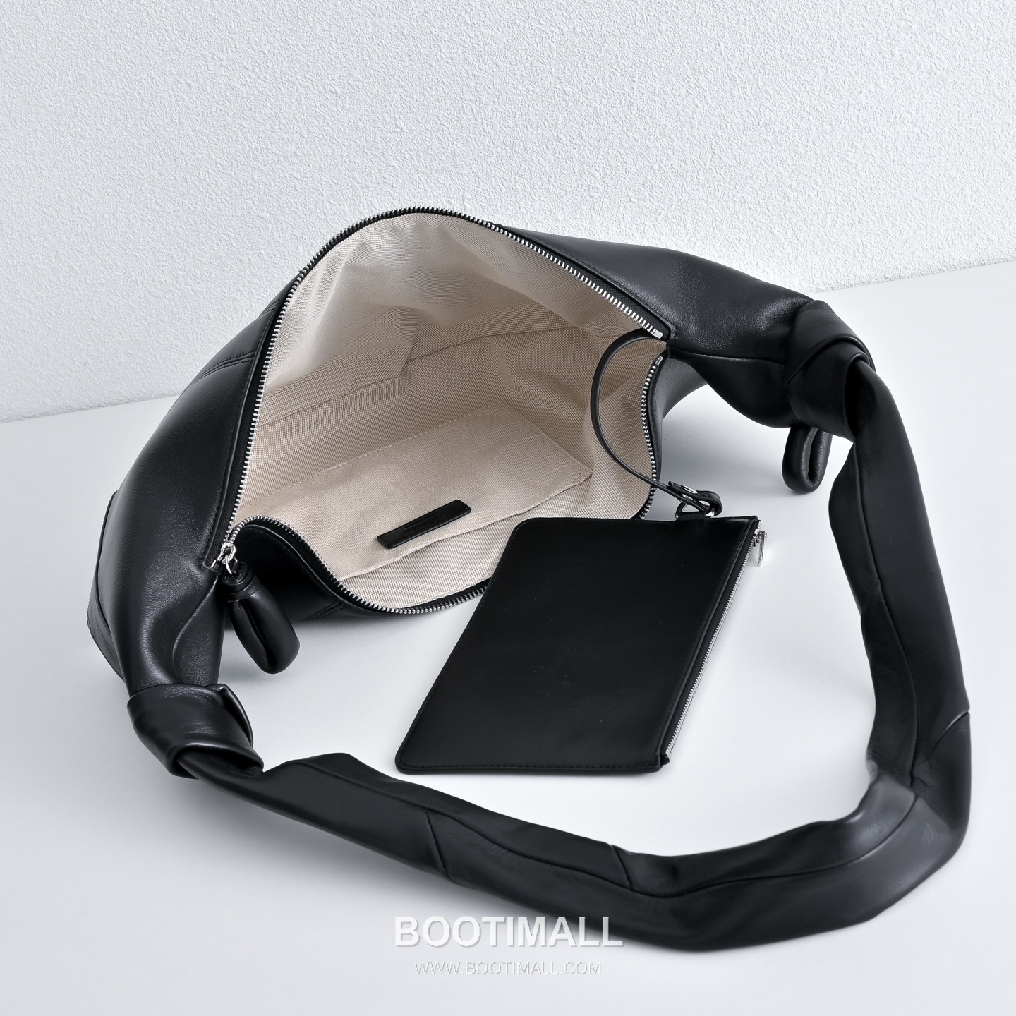 The Row Pebbled Calfskin Hobo Bag with Curved Horn Shape Detail 더로우 페블드 카프스킨 커브드 혼 쉐입 호보백 60cm 6