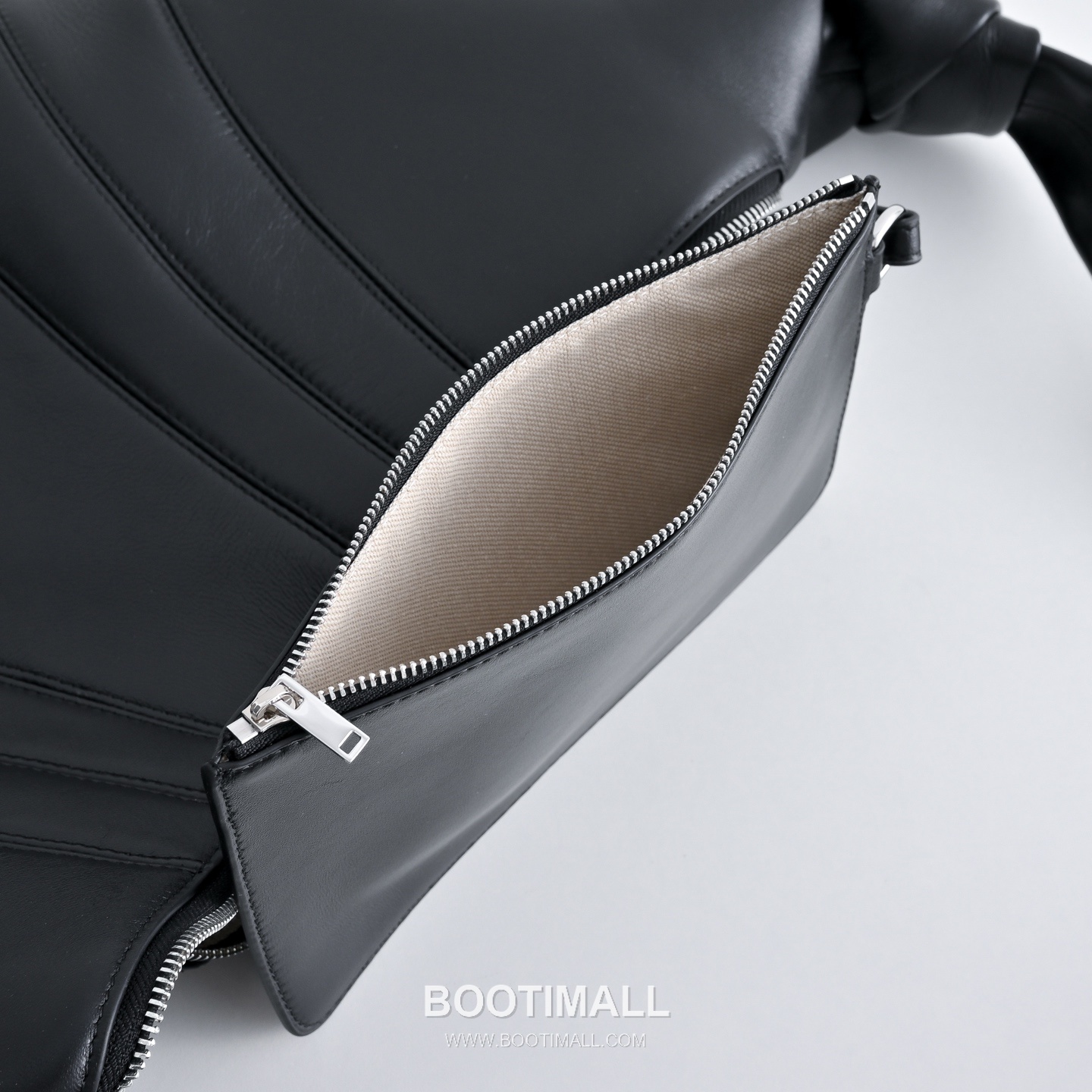 The Row Pebbled Calfskin Hobo Bag with Curved Horn Shape Detail 더로우 페블드 카프스킨 커브드 혼 쉐입 호보백 60cm 8