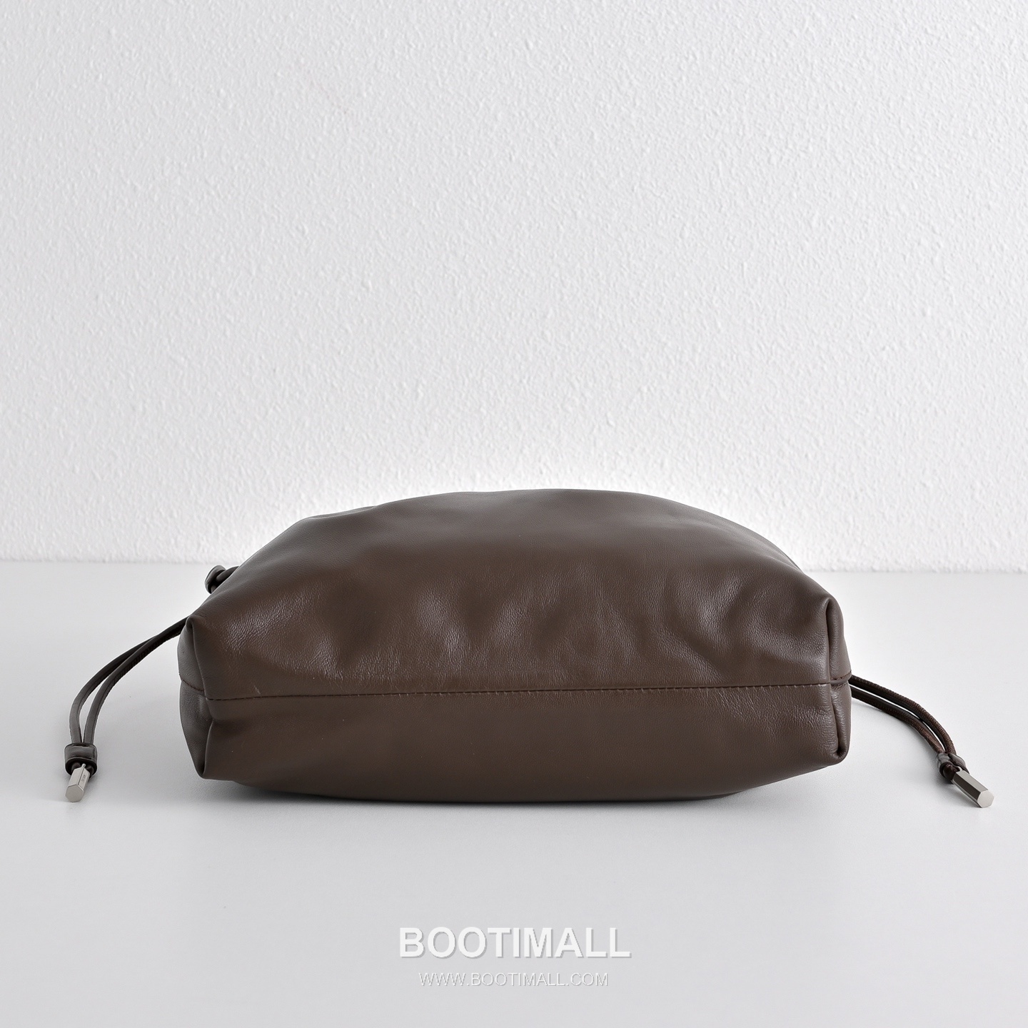 The Row Angy Lambskin Cloud Bag with Drawstring Detail 더로우 앙지 램스킨 드로스트링 클라우드 숄더백 27cm 9