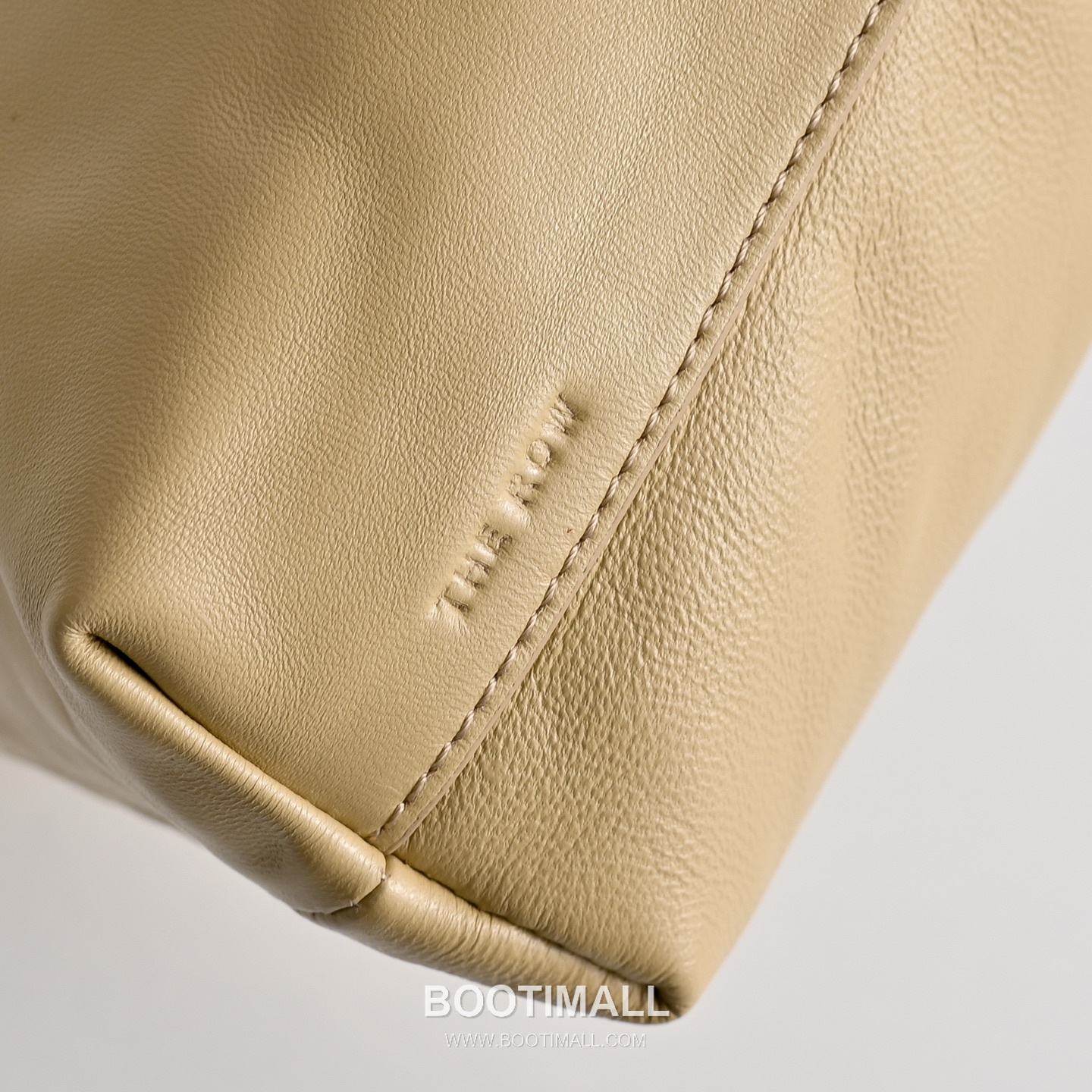 The Row Angy Lambskin Cloud Bag with Drawstring Detail 더로우 앙지 램스킨 드로스트링 클라우드 숄더백 27cm 4
