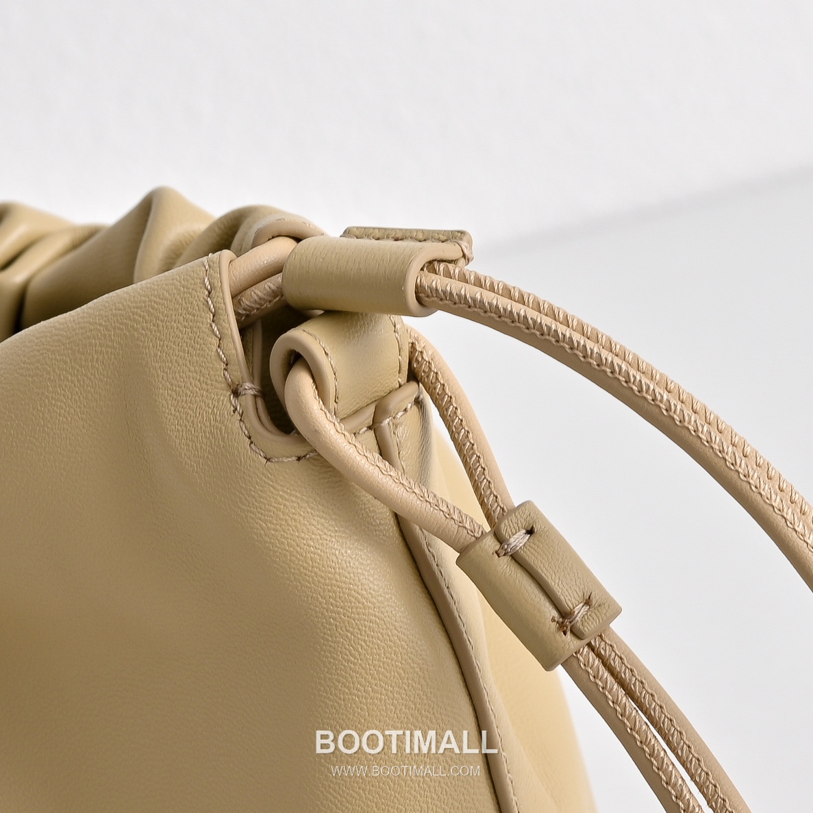 The Row Angy Lambskin Cloud Bag with Drawstring Detail 더로우 앙지 램스킨 드로스트링 클라우드 숄더백 27cm 5
