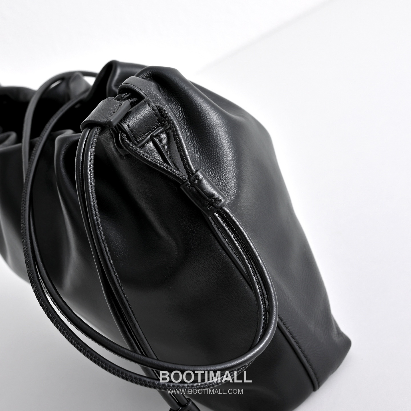 The Row Angy Lambskin Cloud Bag with Drawstring Detail 더로우 앙지 램스킨 드로스트링 클라우드 숄더백 27cm 6