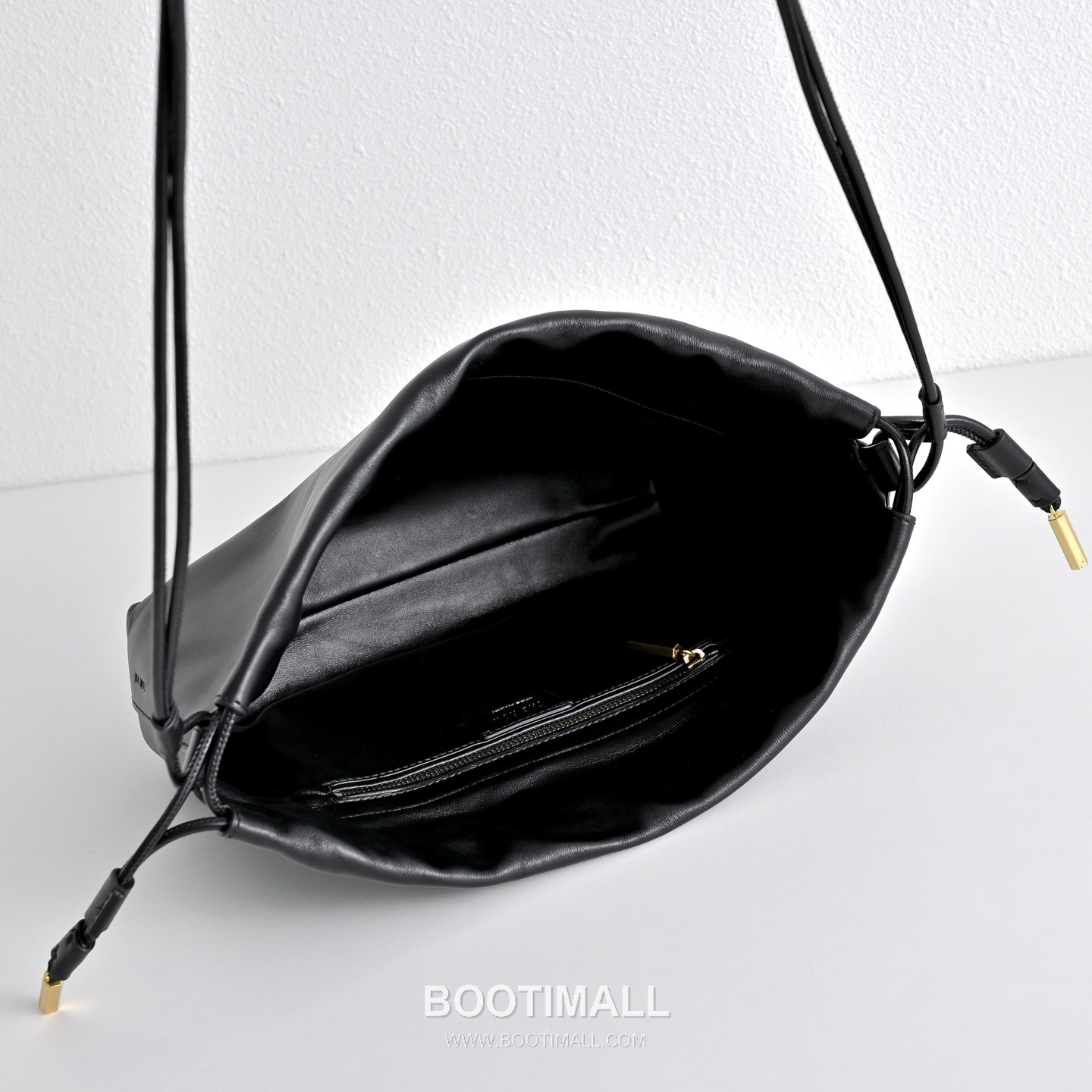 The Row Angy Lambskin Cloud Bag with Drawstring Detail 더로우 앙지 램스킨 드로스트링 클라우드 숄더백 27cm 8