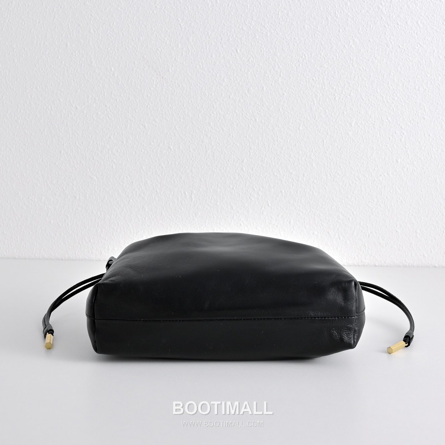 The Row Angy Lambskin Cloud Bag with Drawstring Detail 더로우 앙지 램스킨 드로스트링 클라우드 숄더백 27cm 9