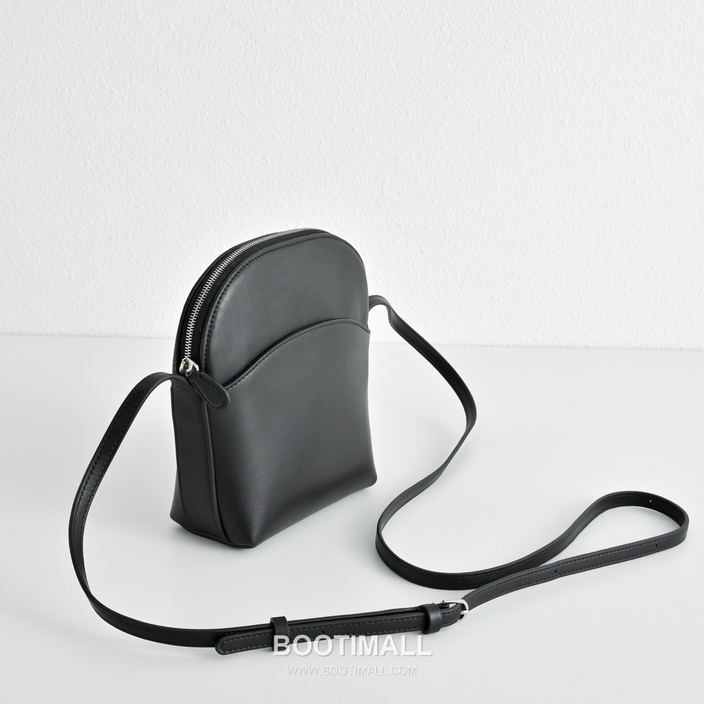 The Row N/S Annie Calfskin Crossbody Bag with Adjustable Strap Detail 더로우 N/S 애니 카프스킨 조절 스트랩 크로스백 13.5cm 3
