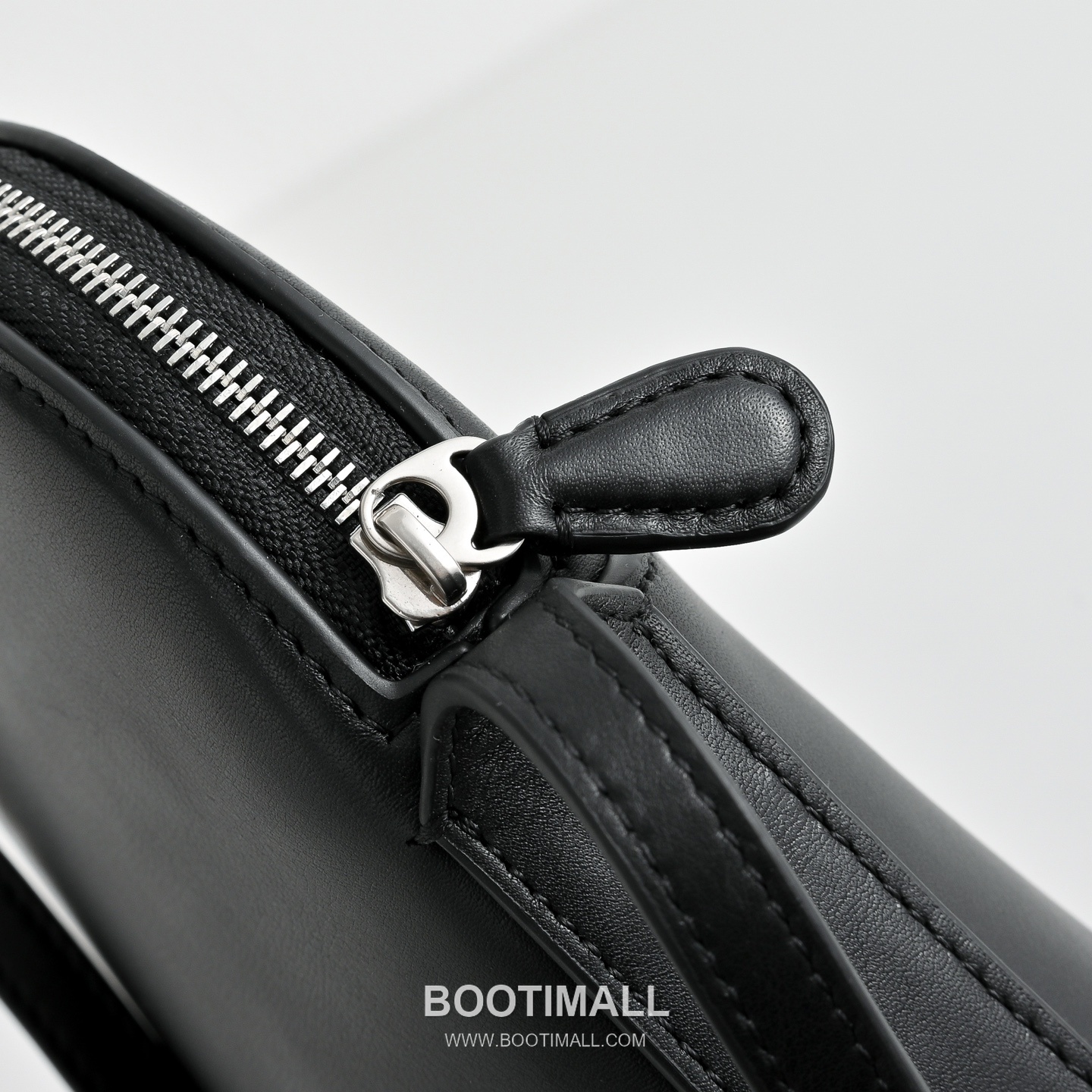The Row N/S Annie Calfskin Crossbody Bag with Adjustable Strap Detail 더로우 N/S 애니 카프스킨 조절 스트랩 크로스백 13.5cm 4