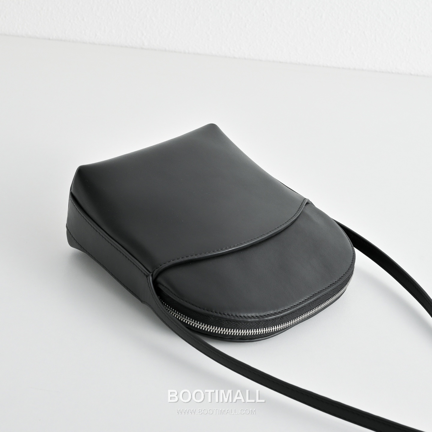 The Row N/S Annie Calfskin Crossbody Bag with Adjustable Strap Detail 더로우 N/S 애니 카프스킨 조절 스트랩 크로스백 13.5cm 5