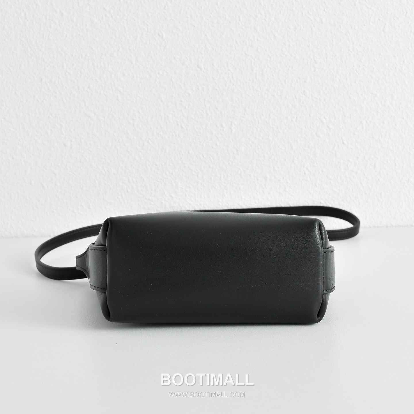 The Row N/S Annie Calfskin Crossbody Bag with Adjustable Strap Detail 더로우 N/S 애니 카프스킨 조절 스트랩 크로스백 13.5cm 9