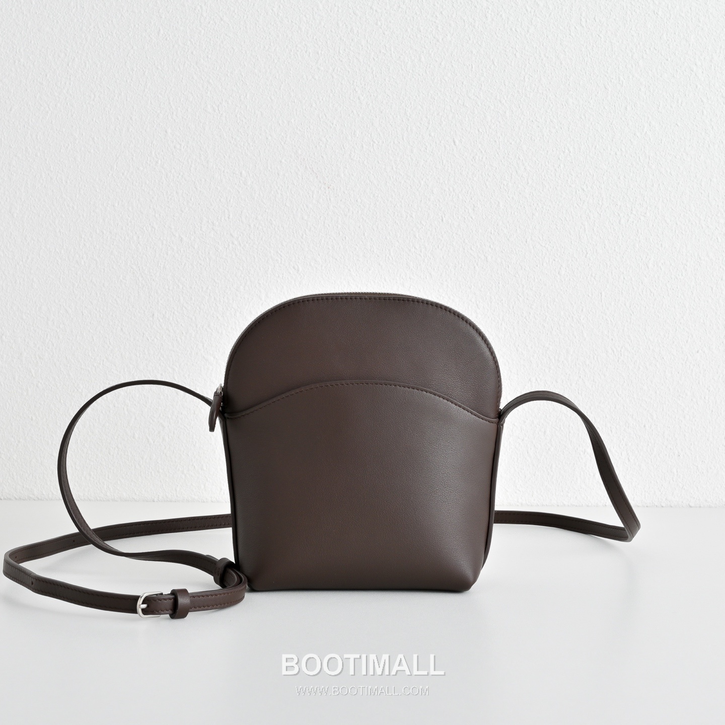 The Row N/S Annie Calfskin Crossbody Bag with Adjustable Strap Detail 더로우 N/S 애니 카프스킨 조절 스트랩 크로스백 13.5cm 2