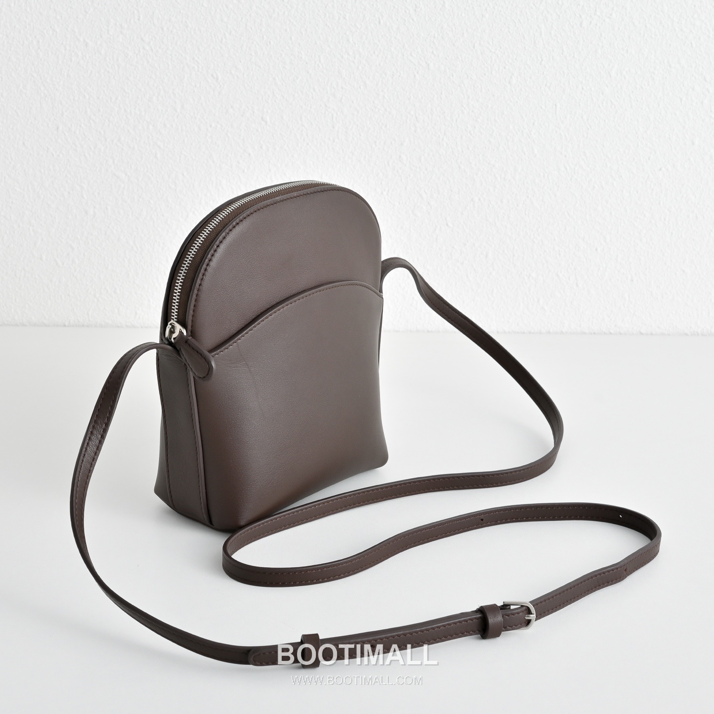 The Row N/S Annie Calfskin Crossbody Bag with Adjustable Strap Detail 더로우 N/S 애니 카프스킨 조절 스트랩 크로스백 13.5cm 3