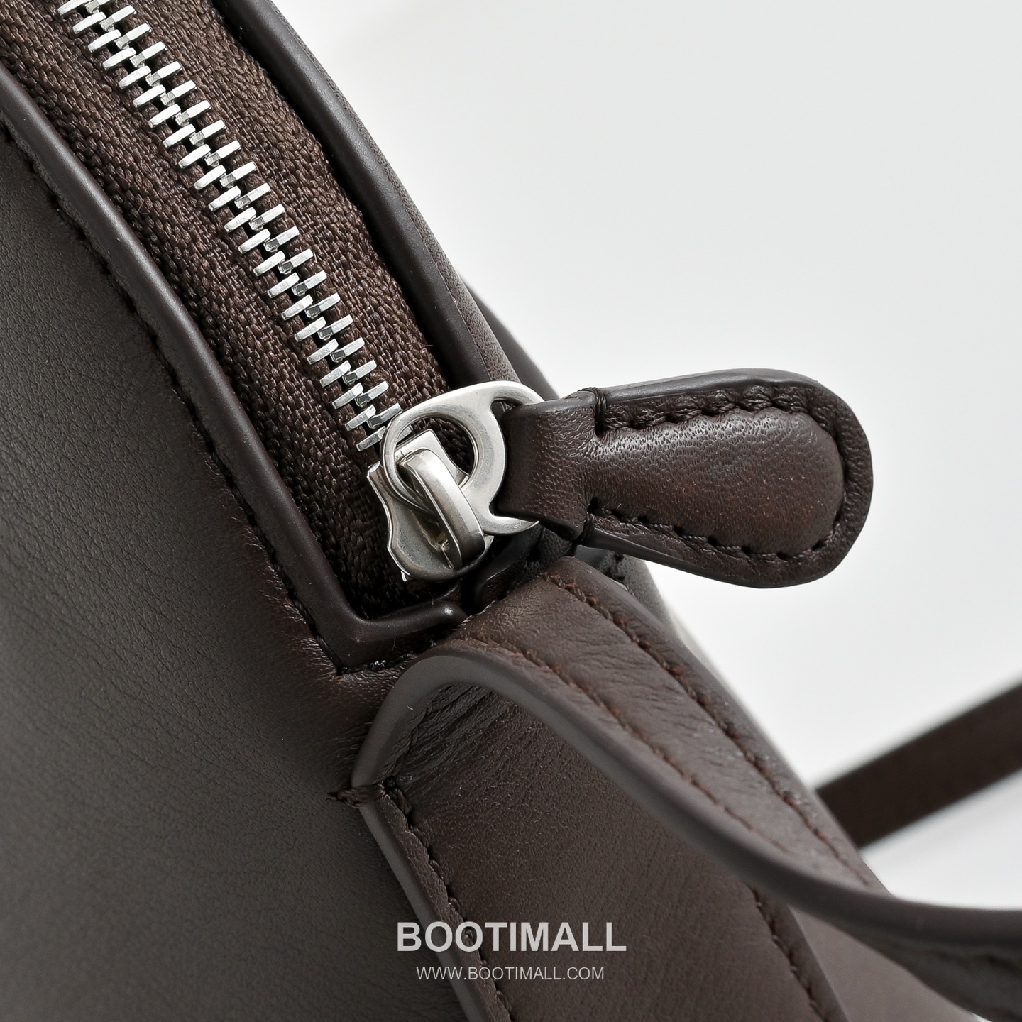 The Row N/S Annie Calfskin Crossbody Bag with Adjustable Strap Detail 더로우 N/S 애니 카프스킨 조절 스트랩 크로스백 13.5cm 4