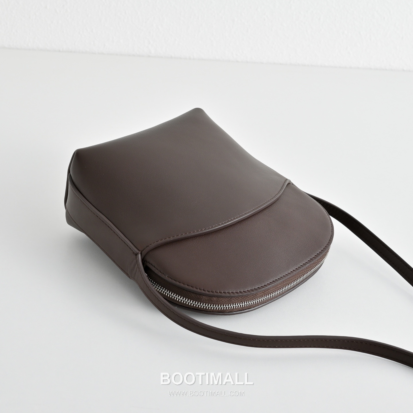 The Row N/S Annie Calfskin Crossbody Bag with Adjustable Strap Detail 더로우 N/S 애니 카프스킨 조절 스트랩 크로스백 13.5cm 5