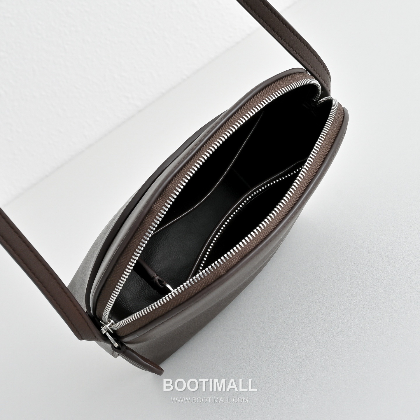 The Row N/S Annie Calfskin Crossbody Bag with Adjustable Strap Detail 더로우 N/S 애니 카프스킨 조절 스트랩 크로스백 13.5cm 6