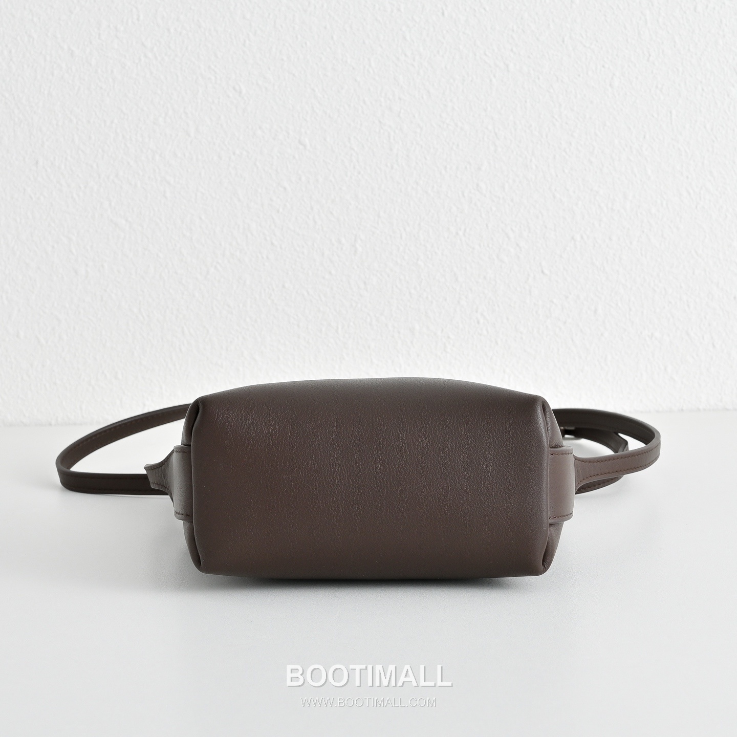 The Row N/S Annie Calfskin Crossbody Bag with Adjustable Strap Detail 더로우 N/S 애니 카프스킨 조절 스트랩 크로스백 13.5cm 9