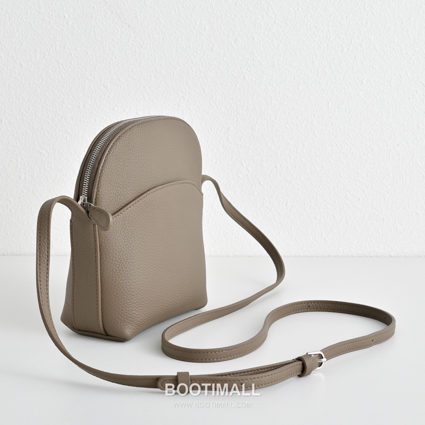 The Row N/S Annie Calfskin Crossbody Bag with Adjustable Strap Detail 더로우 N/S 애니 카프스킨 조절 스트랩 크로스백 13.5cm 3