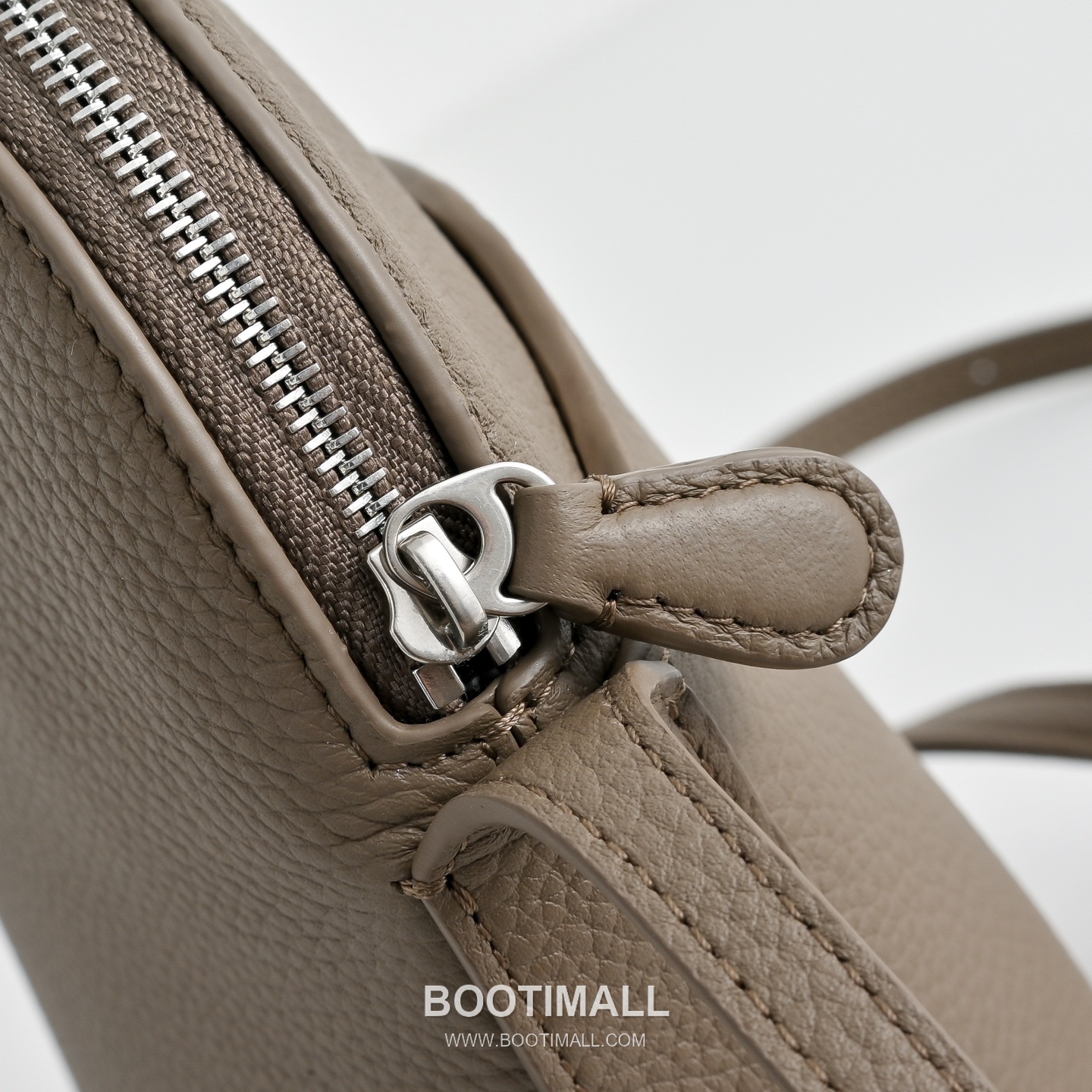 The Row N/S Annie Calfskin Crossbody Bag with Adjustable Strap Detail 더로우 N/S 애니 카프스킨 조절 스트랩 크로스백 13.5cm 5