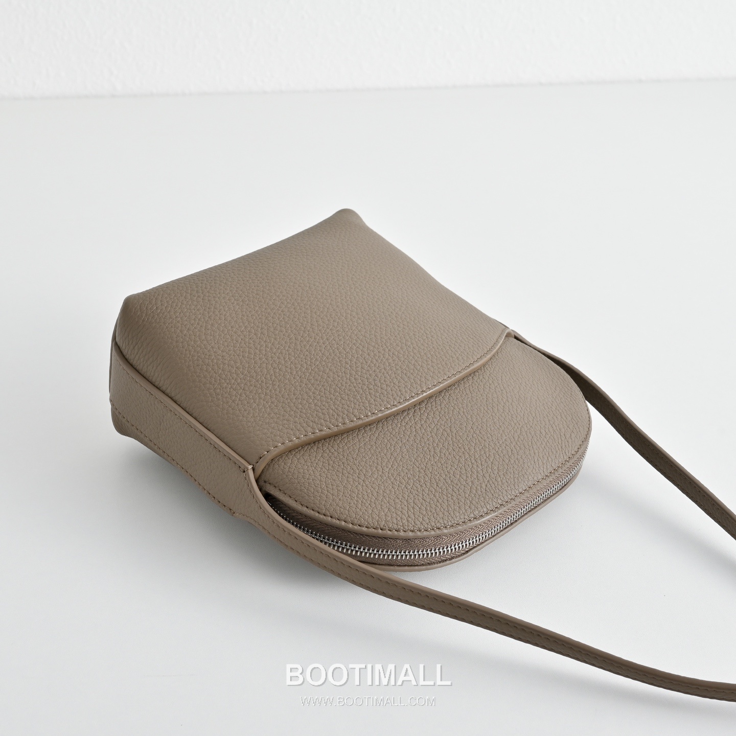 The Row N/S Annie Calfskin Crossbody Bag with Adjustable Strap Detail 더로우 N/S 애니 카프스킨 조절 스트랩 크로스백 13.5cm 6