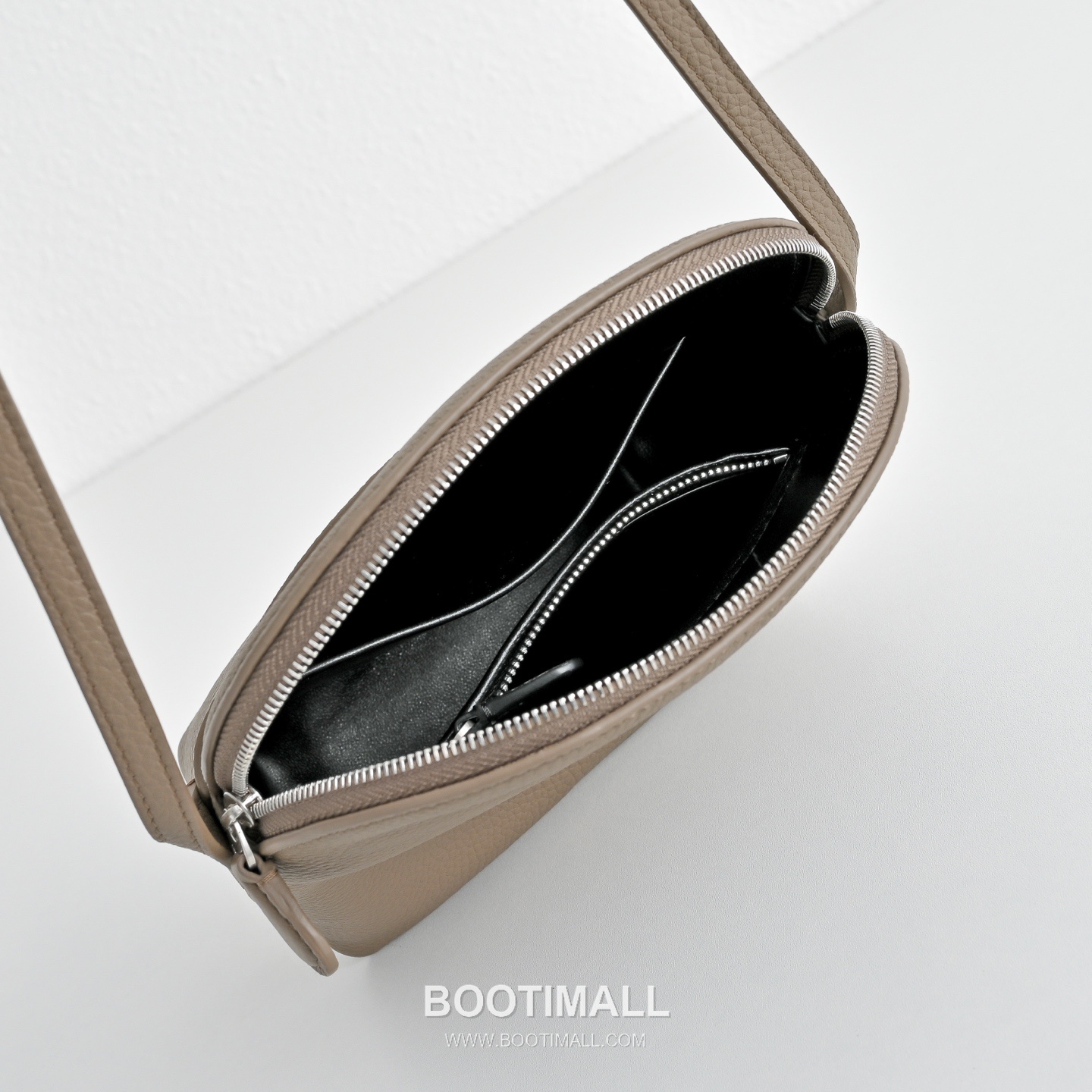 The Row N/S Annie Calfskin Crossbody Bag with Adjustable Strap Detail 더로우 N/S 애니 카프스킨 조절 스트랩 크로스백 13.5cm 7