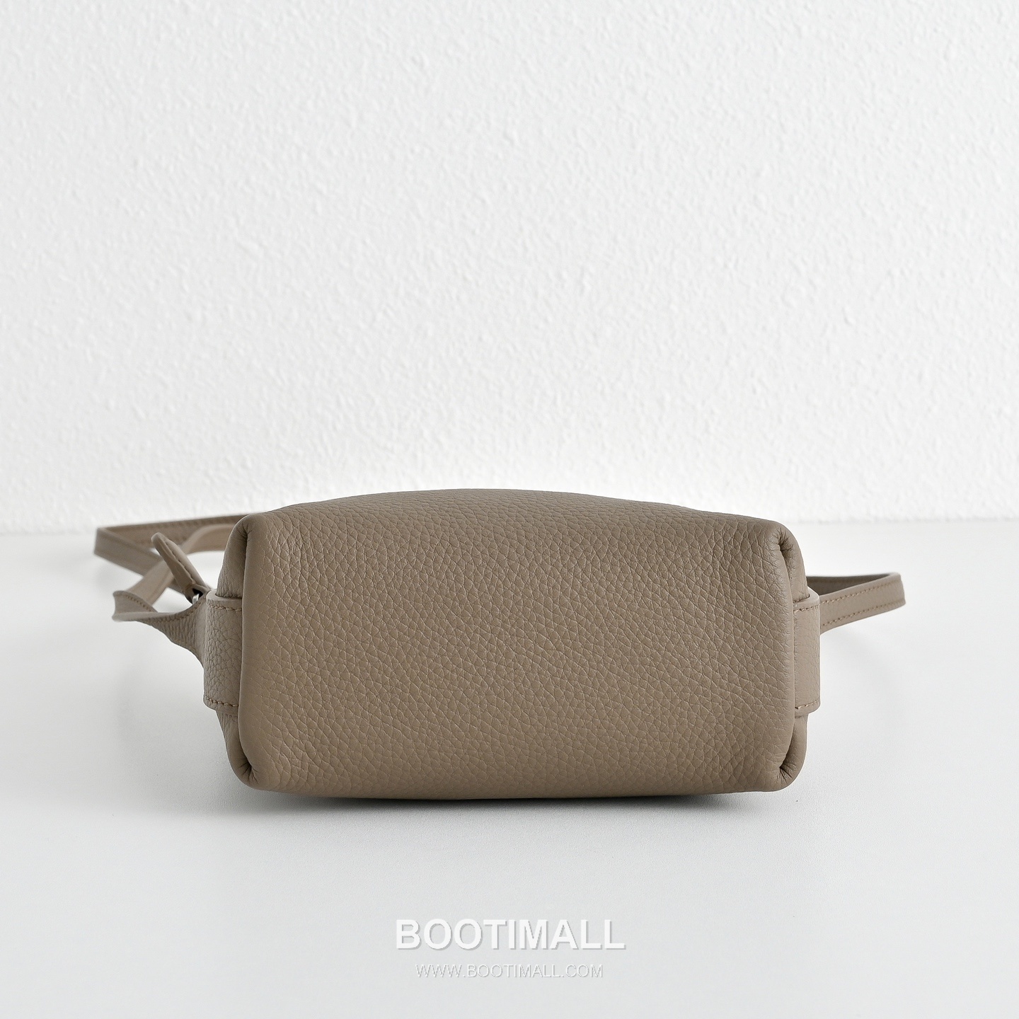 The Row N/S Annie Calfskin Crossbody Bag with Adjustable Strap Detail 더로우 N/S 애니 카프스킨 조절 스트랩 크로스백 13.5cm 9