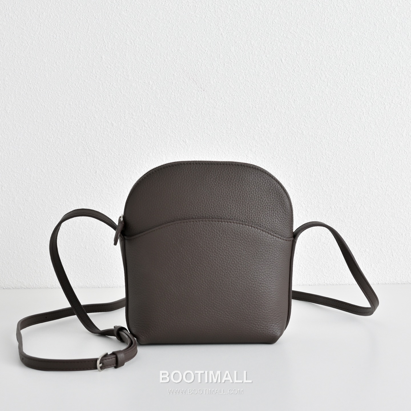 The Row N/S Annie Calfskin Crossbody Bag with Adjustable Strap Detail 더로우 N/S 애니 카프스킨 조절 스트랩 크로스백 13.5cm 2
