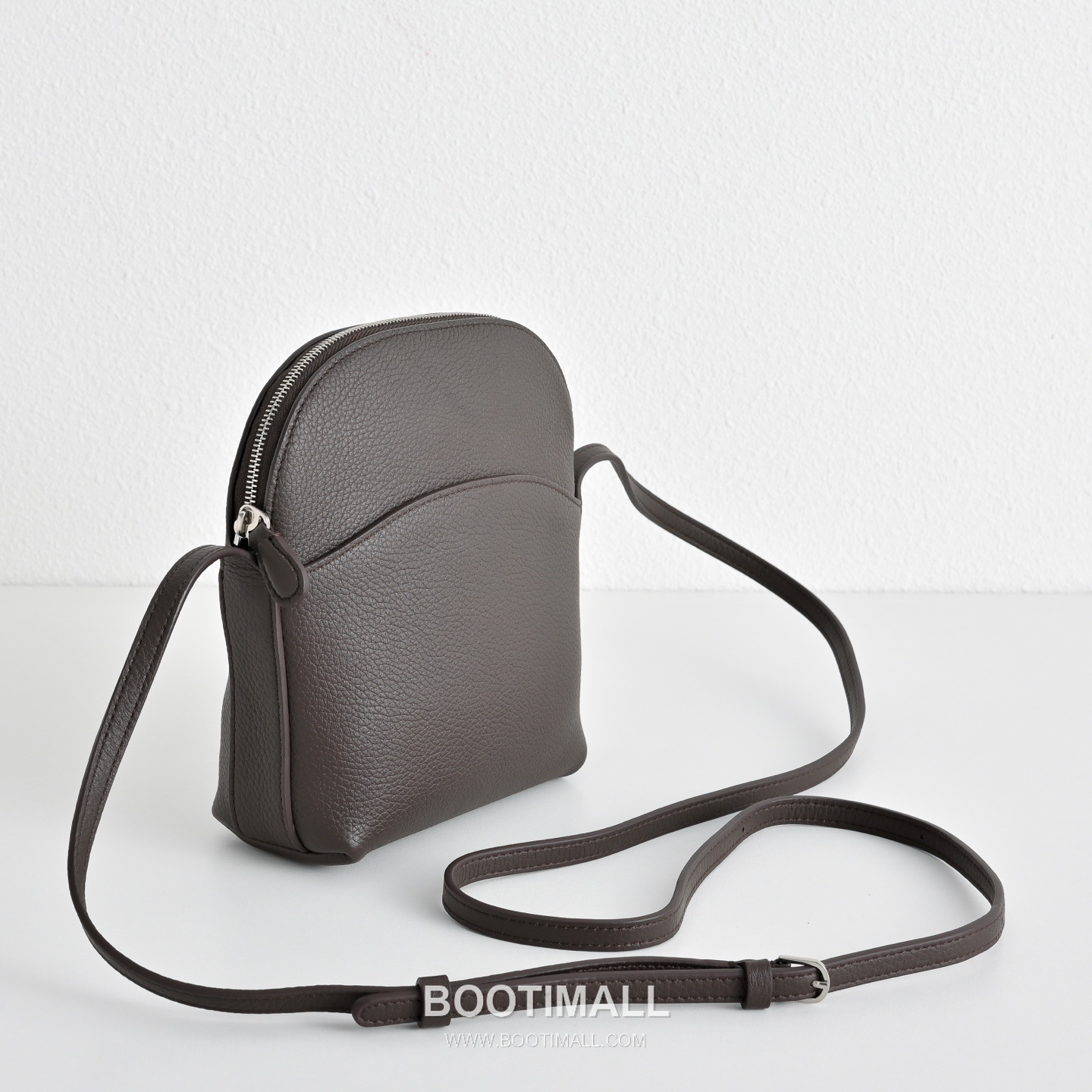 The Row N/S Annie Calfskin Crossbody Bag with Adjustable Strap Detail 더로우 N/S 애니 카프스킨 조절 스트랩 크로스백 13.5cm 3