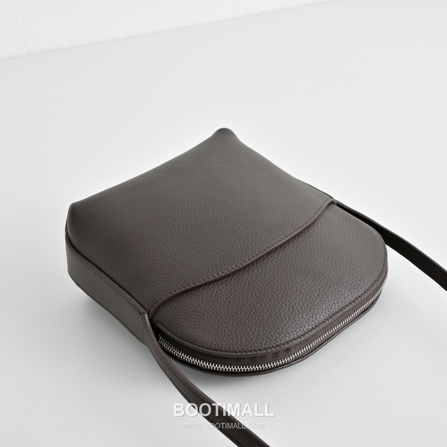 The Row N/S Annie Calfskin Crossbody Bag with Adjustable Strap Detail 더로우 N/S 애니 카프스킨 조절 스트랩 크로스백 13.5cm 4