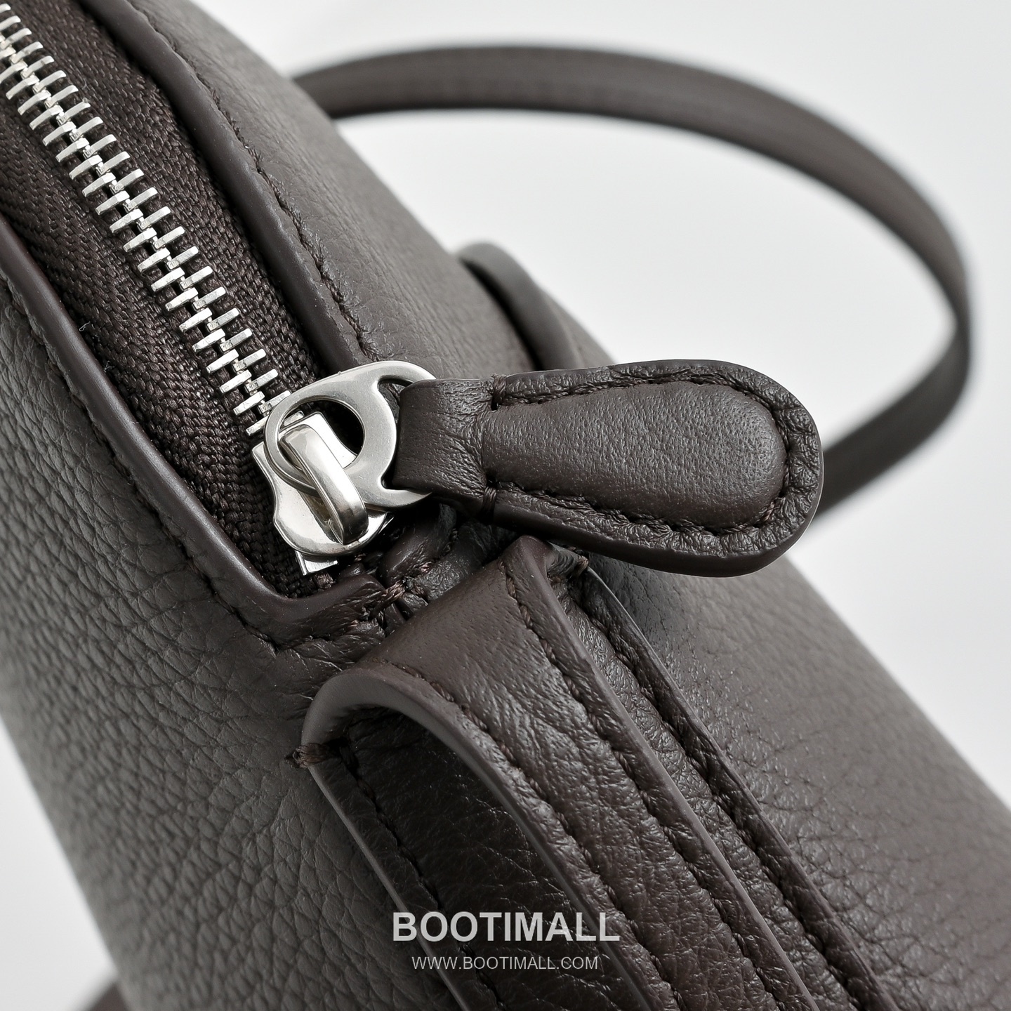 The Row N/S Annie Calfskin Crossbody Bag with Adjustable Strap Detail 더로우 N/S 애니 카프스킨 조절 스트랩 크로스백 13.5cm 5