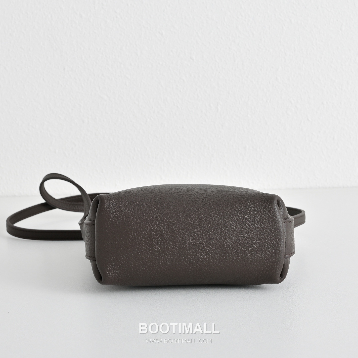 The Row N/S Annie Calfskin Crossbody Bag with Adjustable Strap Detail 더로우 N/S 애니 카프스킨 조절 스트랩 크로스백 13.5cm 9